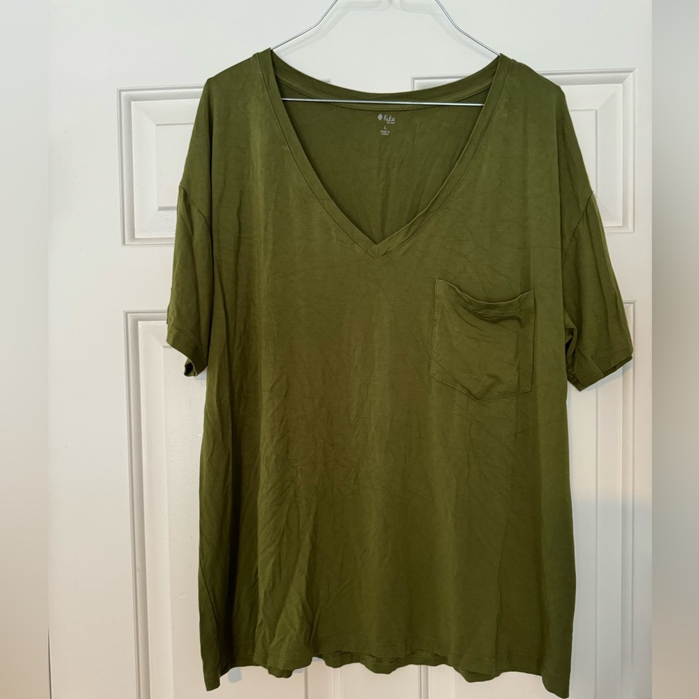 Women’s Kyte Living by Kyte Baby Front Pocket V-Neck T-Shirt